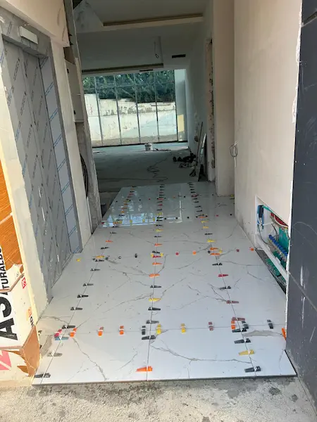 asansör önü beyaz porselen